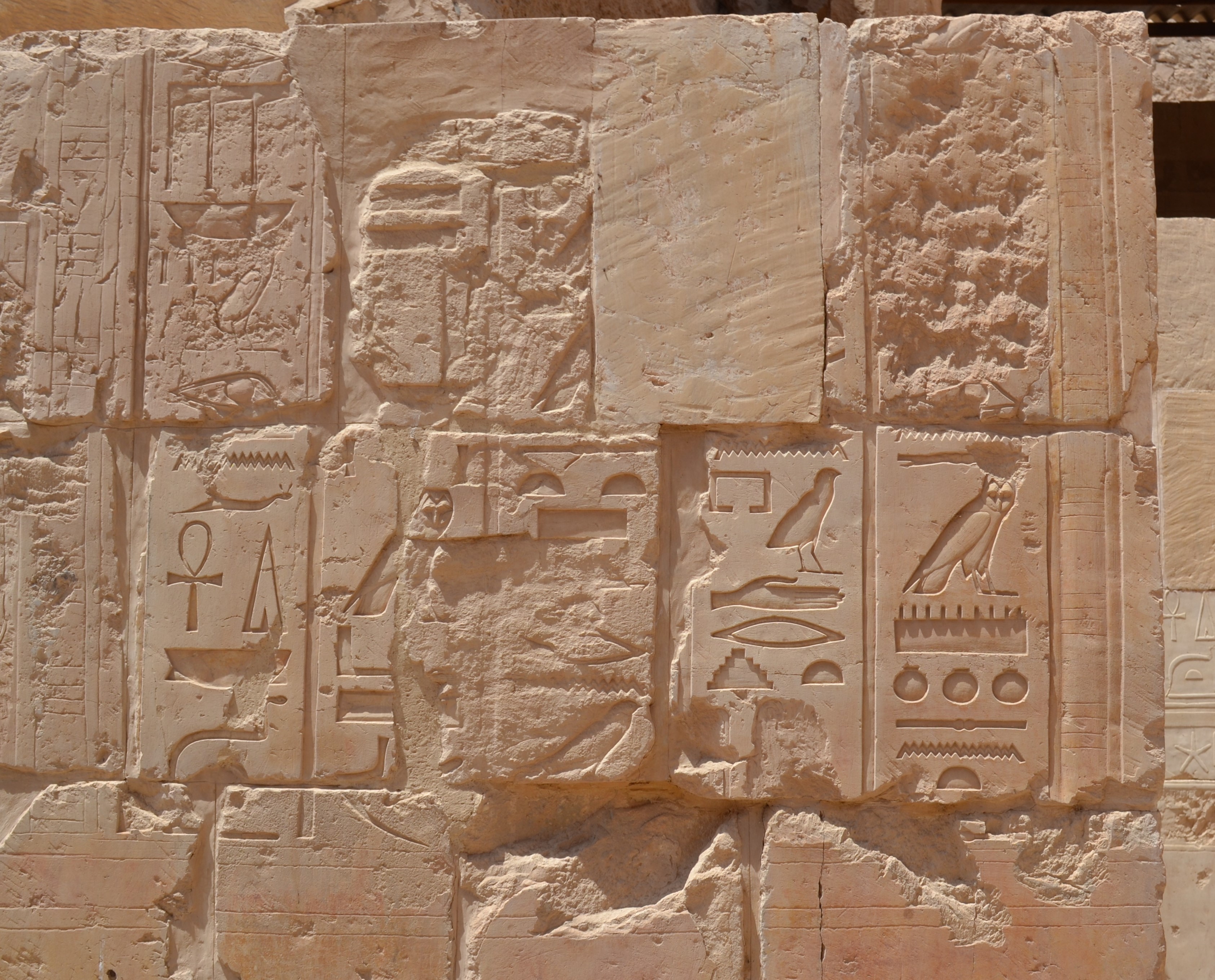 4. Ściana zachodnia z inskrypcją dedykacyjną