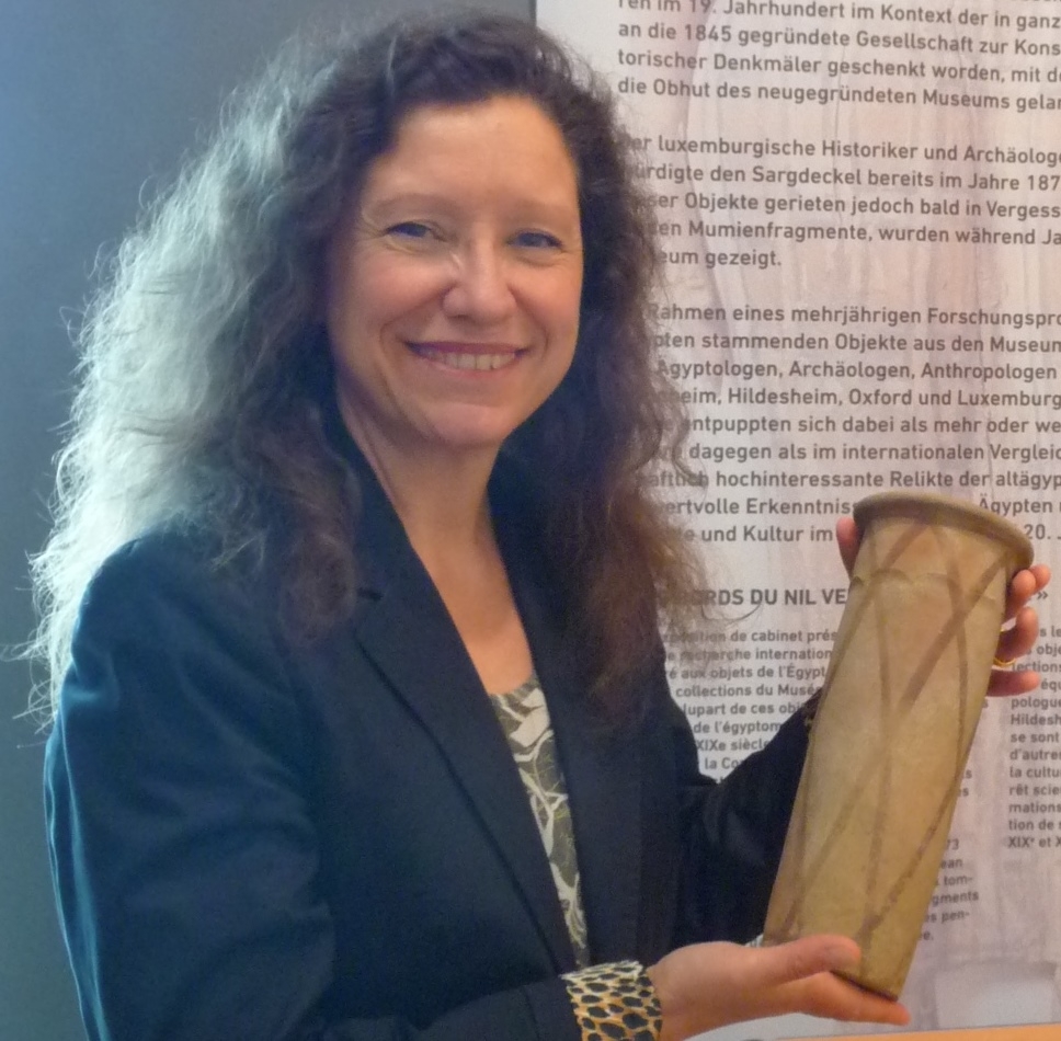 Dr. Heidi Koepp Junk with a predynstic vessel